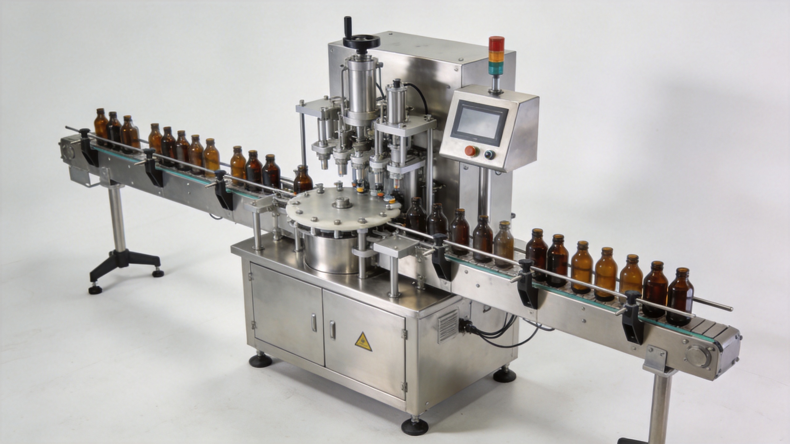 Integrated monoblock liquid filling machine with synchronized filling and capping stations