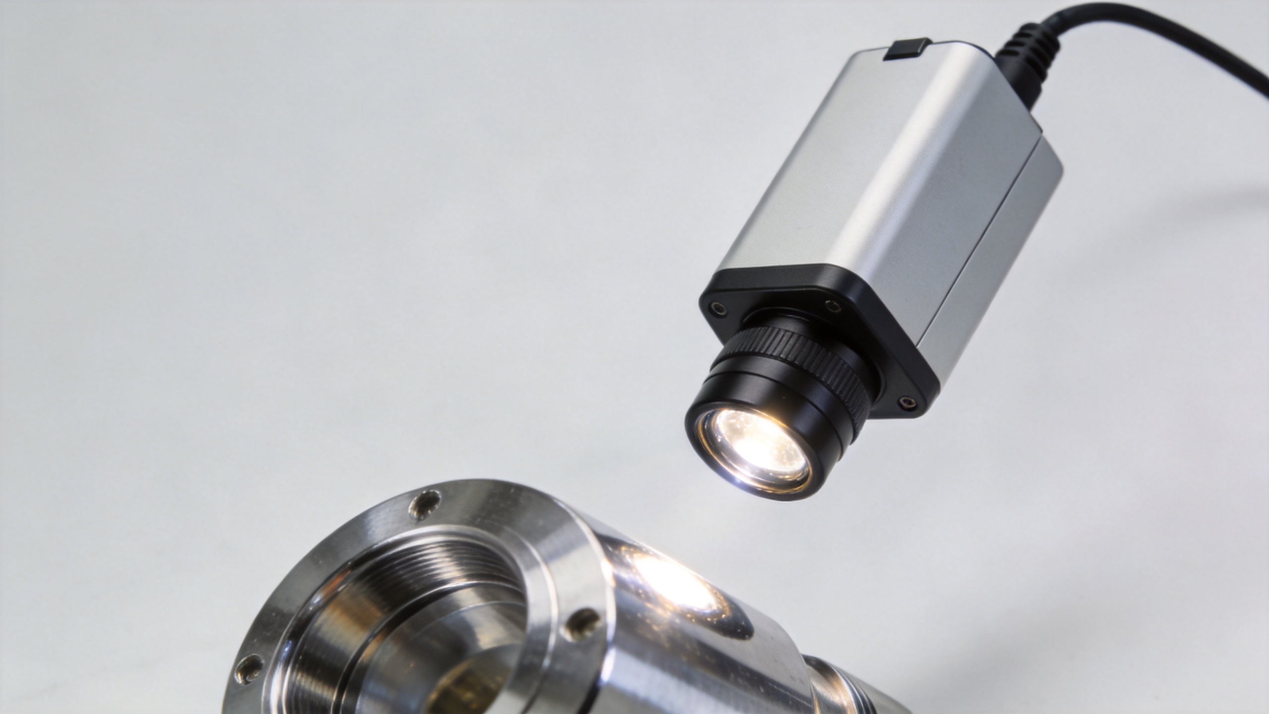 Machine vision light geometry for inspecting a reflective industrial component