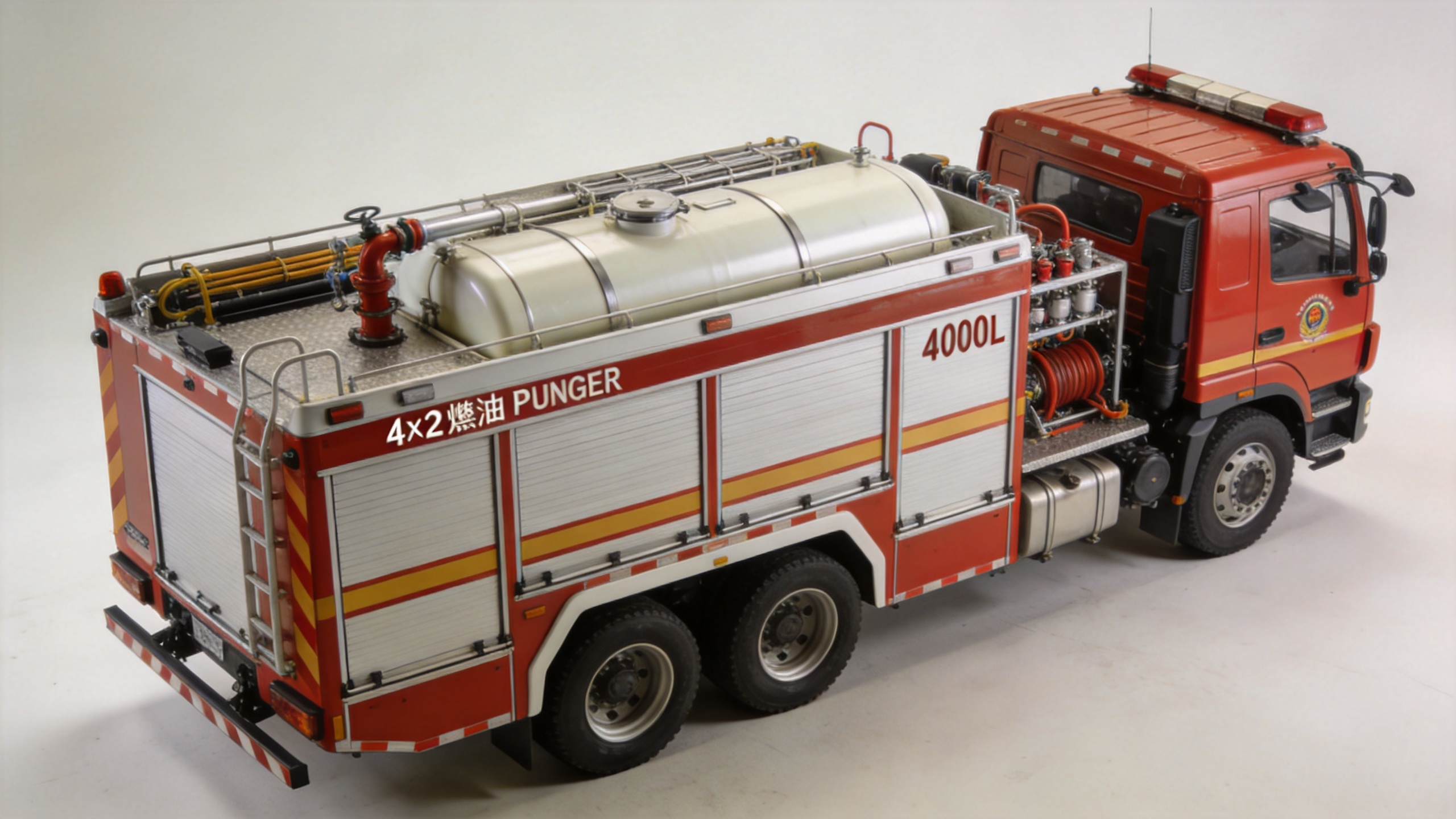 Diesel pumper fire truck with 4000-liter water tank for firefighting