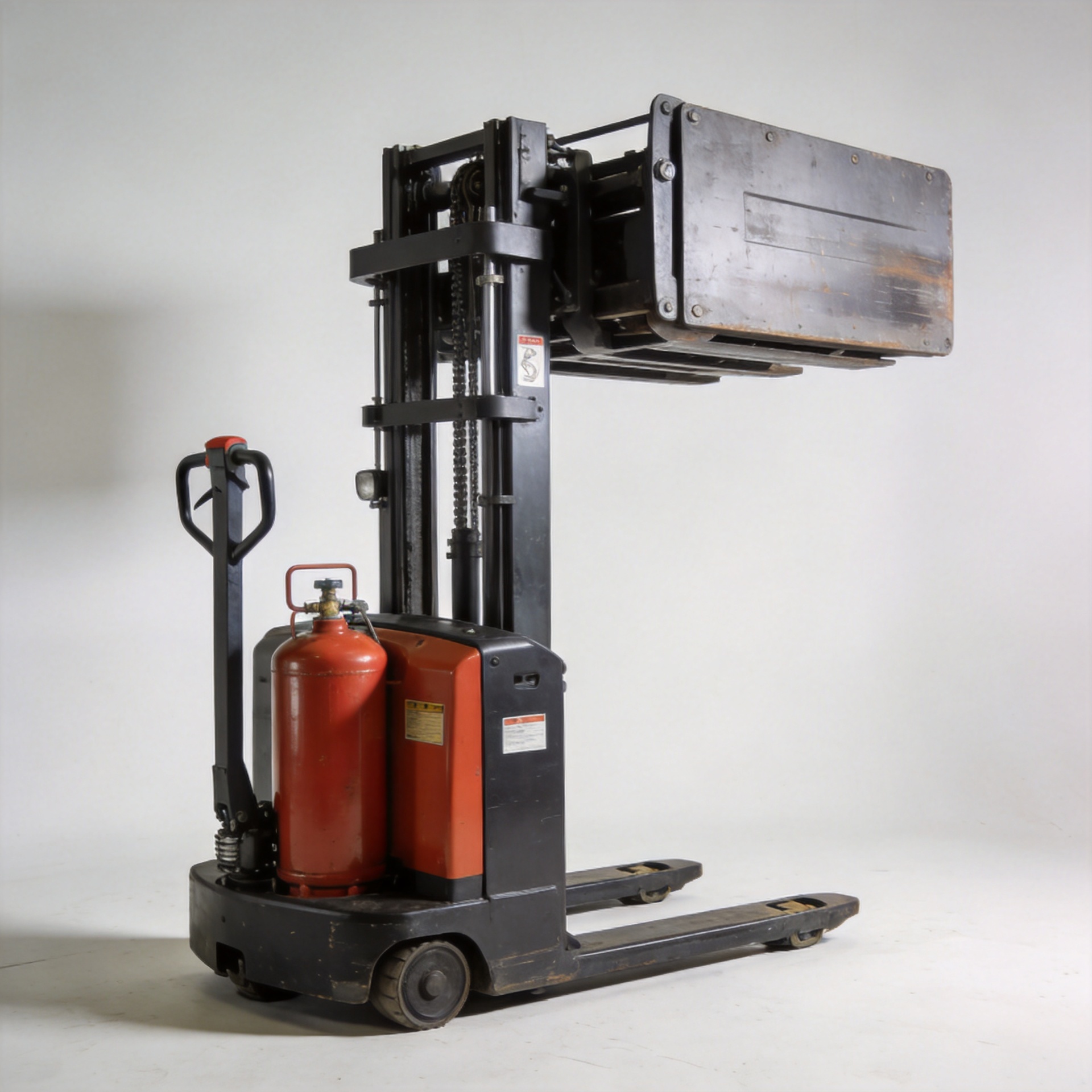 LPG counterbalance forklift rear counterweight and mast tilt mechanism for load stability