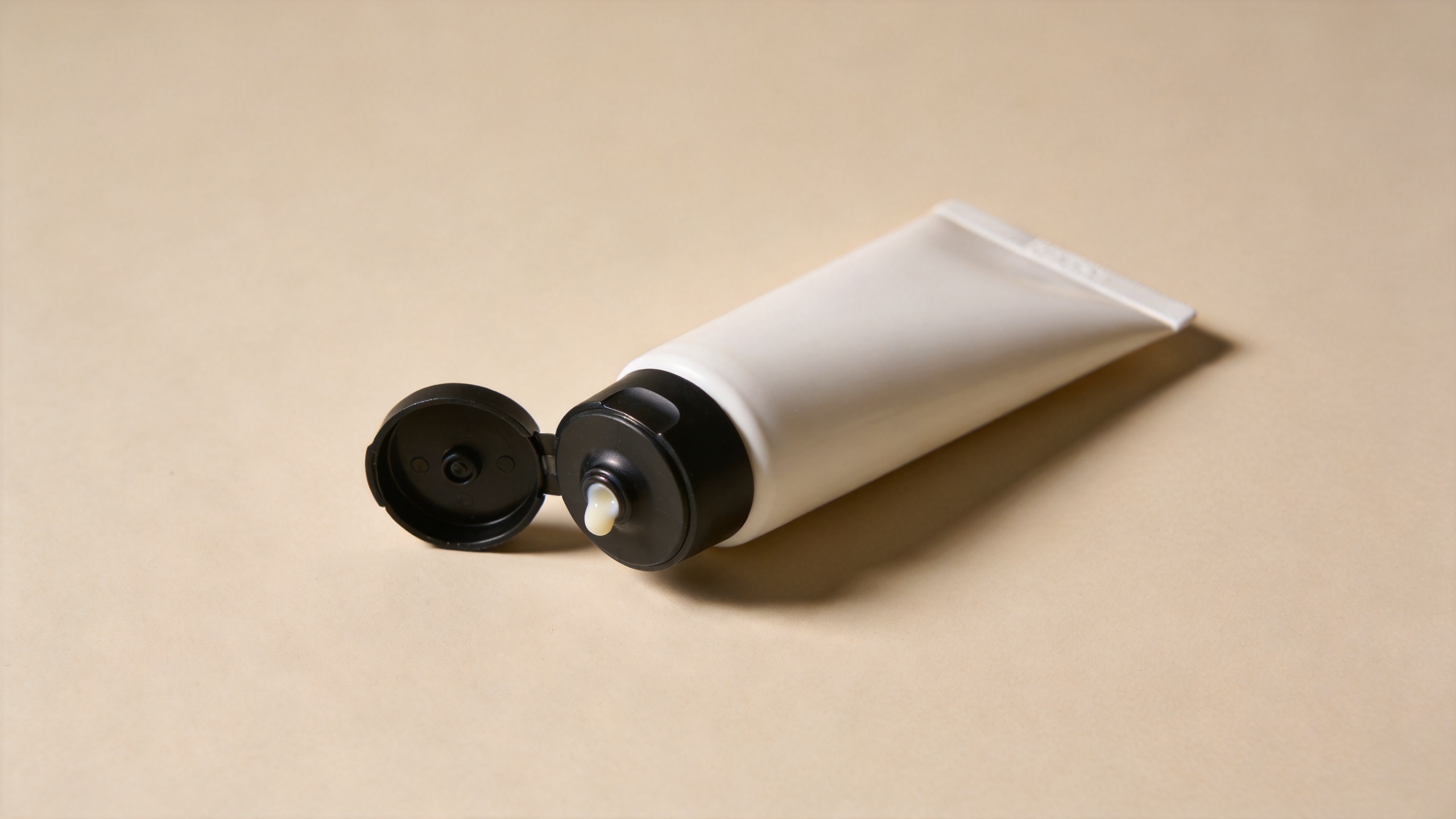 Wholesale lotion squeeze tube with PP flip-top cap for body lotion packaging