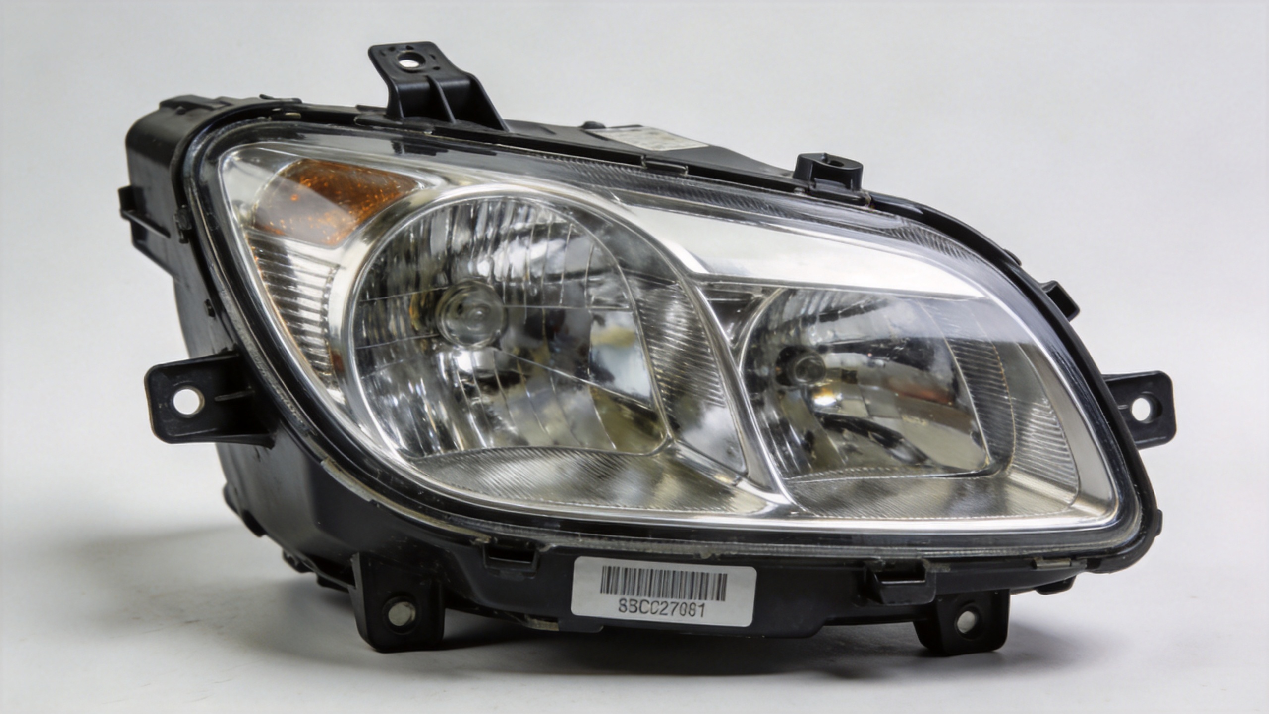 Headlight lenses fitment inspection around a vehicle lamp housing