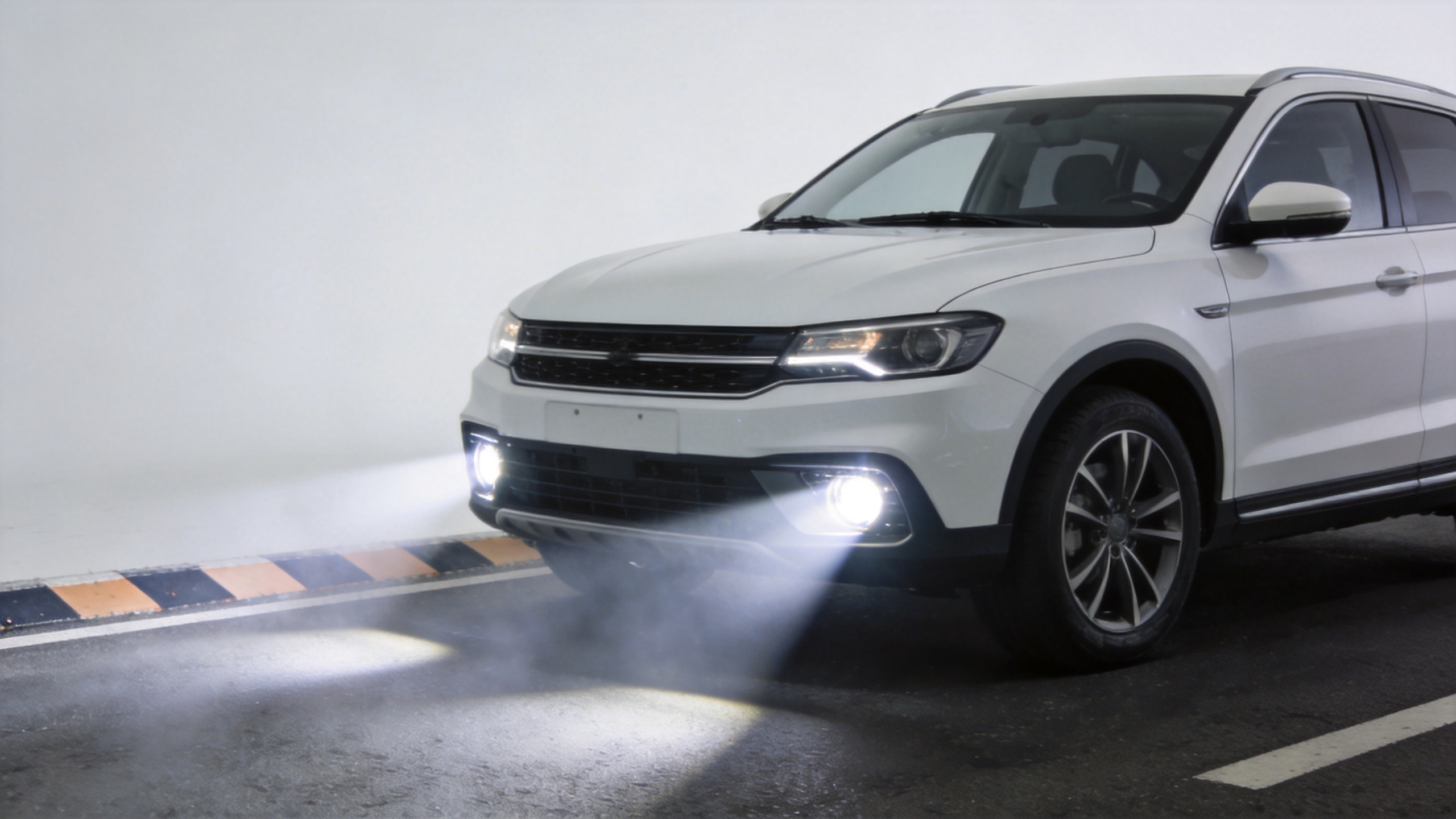 Car fog lights supporting road-edge visibility in low fog